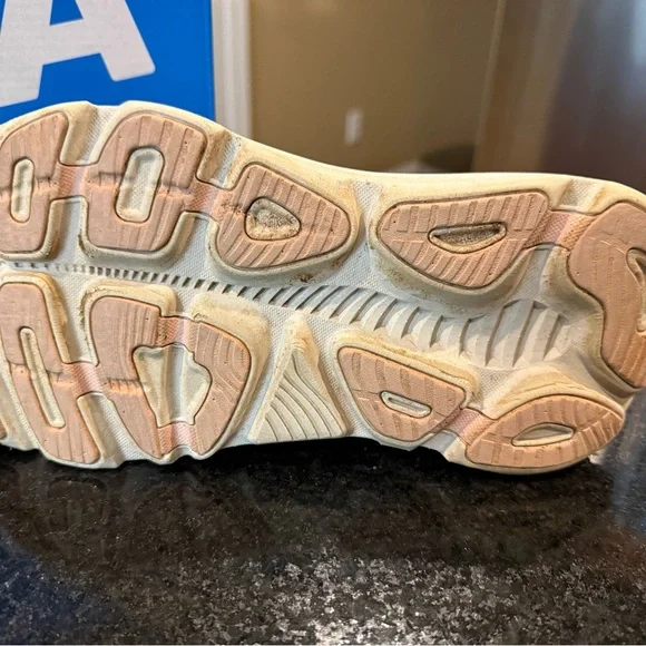 Hoka Women's Gaviota 5 size 7.5 with low mileage - Picture 10 of 10